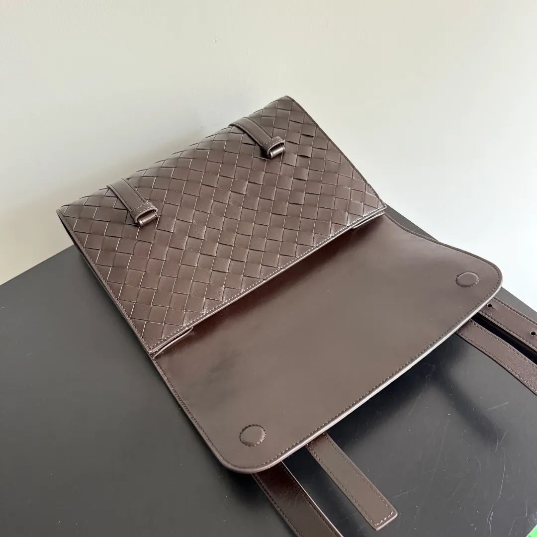 Batch 1960 BOTTEGA VENETA 2025 new product PICCOLO PORTFOLIO men's briefcase is officially shipped. BV's briefcases have always continued the simple and elegant design, and this time is no exception. The difference is that the overall shape of this briefcase is free and youthful, which reduces a lot of seriousness and creates a relaxed atmosphere. The small size can also be worn cross-body, which is very convenient for elites who do not need to carry many items when going out. The open-top design is more simple. It comes with two open small compartments and a large zippered compartment. It can be stored in an orderly manner anytime and anywhere, and the items carried in the bag can be clearly seen at a glance. Style number: 815785 Size: 30*21*6.5cm